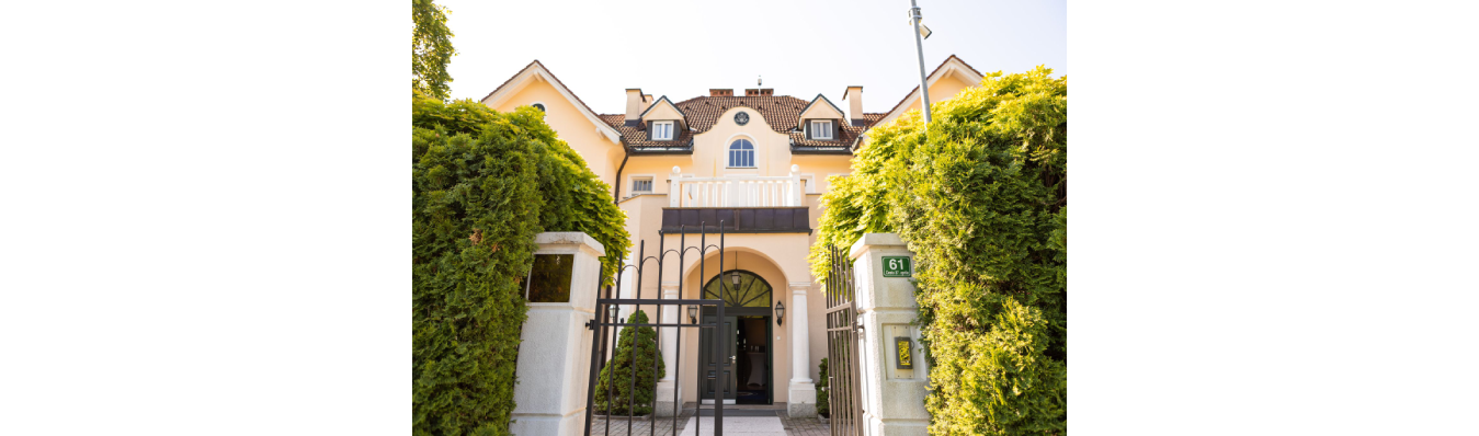 Residence of the U.S. Ambassador in Slovenia building from the outside.