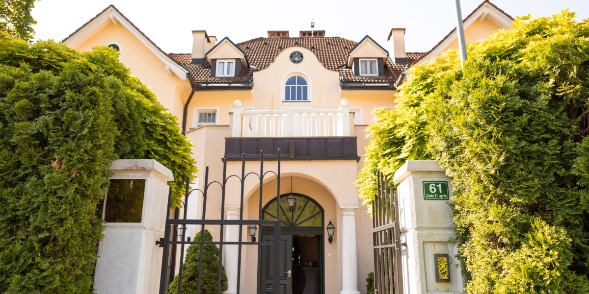 Residence of the U.S. Ambassador in Slovenia building from the outside.